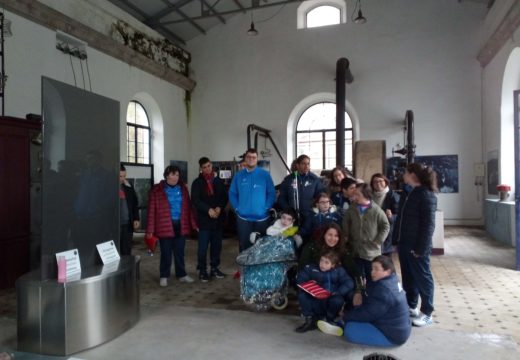 Vinte e seis persoas do Centro de Educación Especial AMICOS de Ribeira visitan o Museo das Minas de San Finx